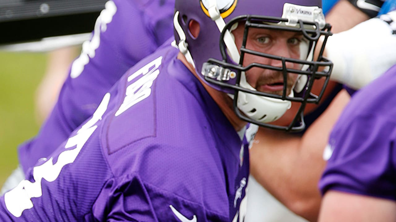 Vikings release guards Brandon Fusco, Mike Harris