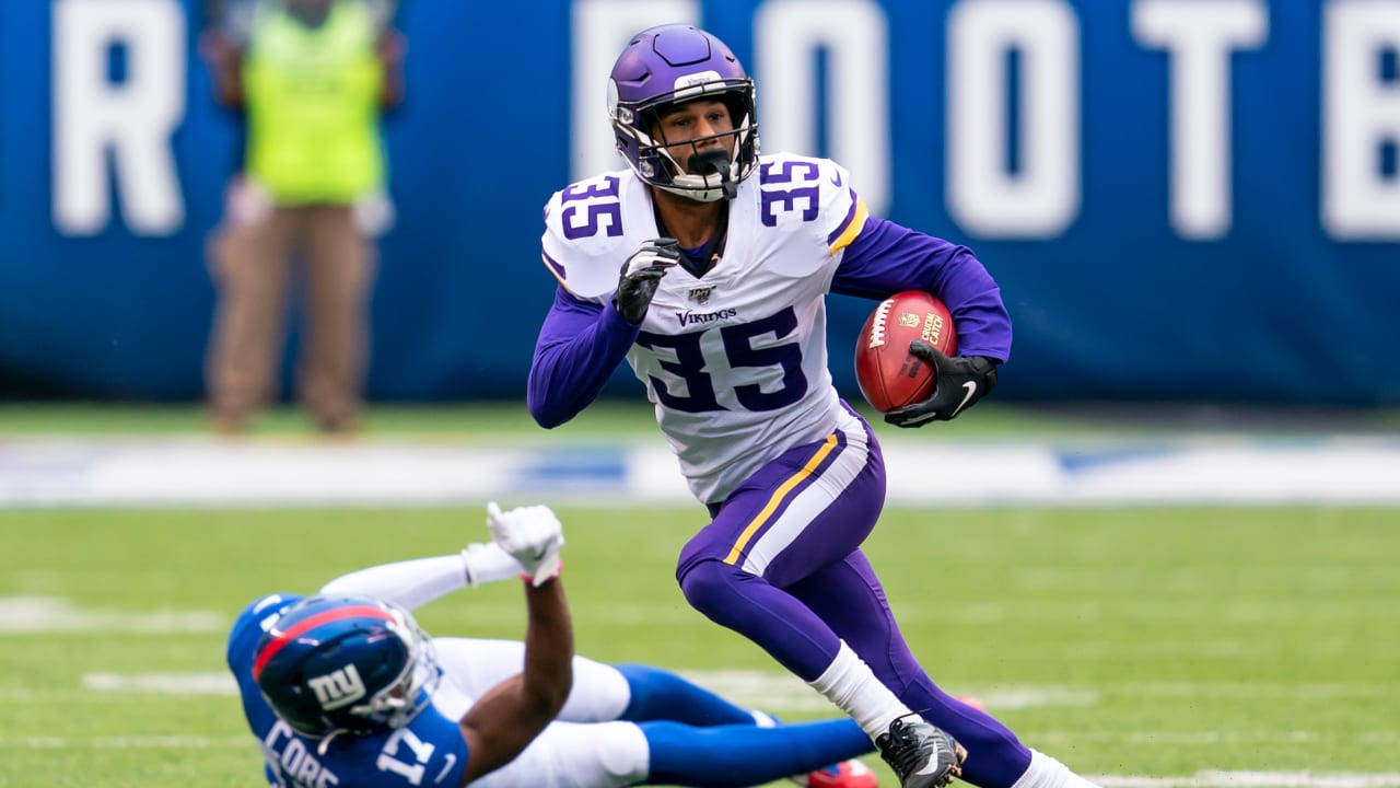 LONDON, GREAT BRITAIN - SEPTEMBER 29 CB Marcus Sherels (#35 Vikings) runs  with the ball at a NFL International game on September Stock Photo - Alamy