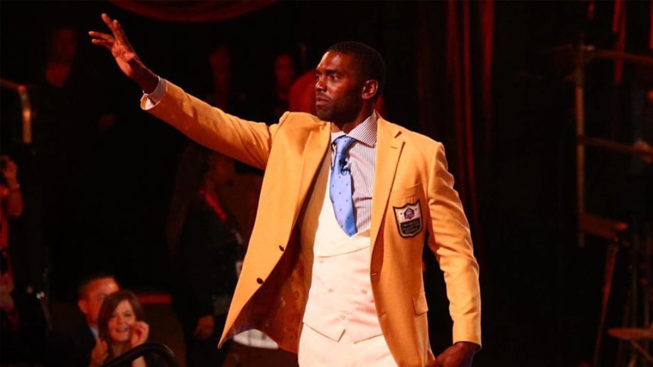 Hall of Famer Randy Moss: Star receiver gets gold jacket, bronze