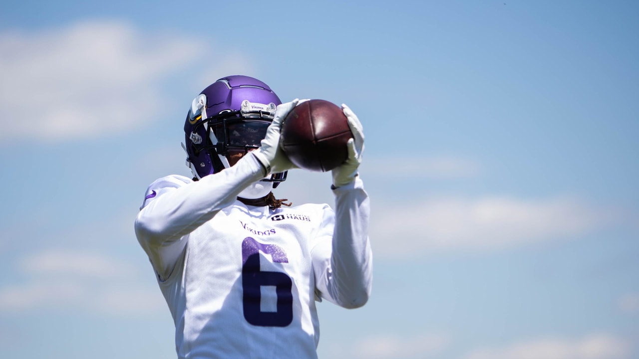 Minnesota Vikings cornerback Kris Boyd warms up before their game