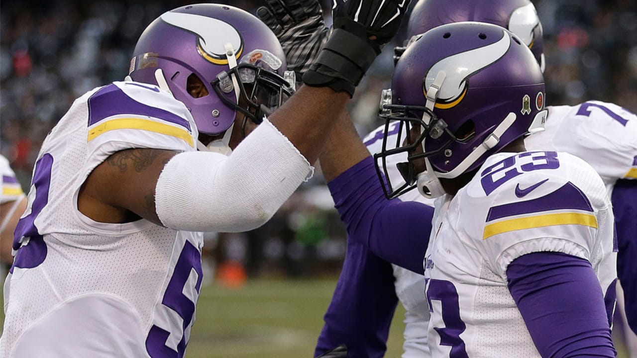 Peterson helps Vikings run past Raiders 30-14