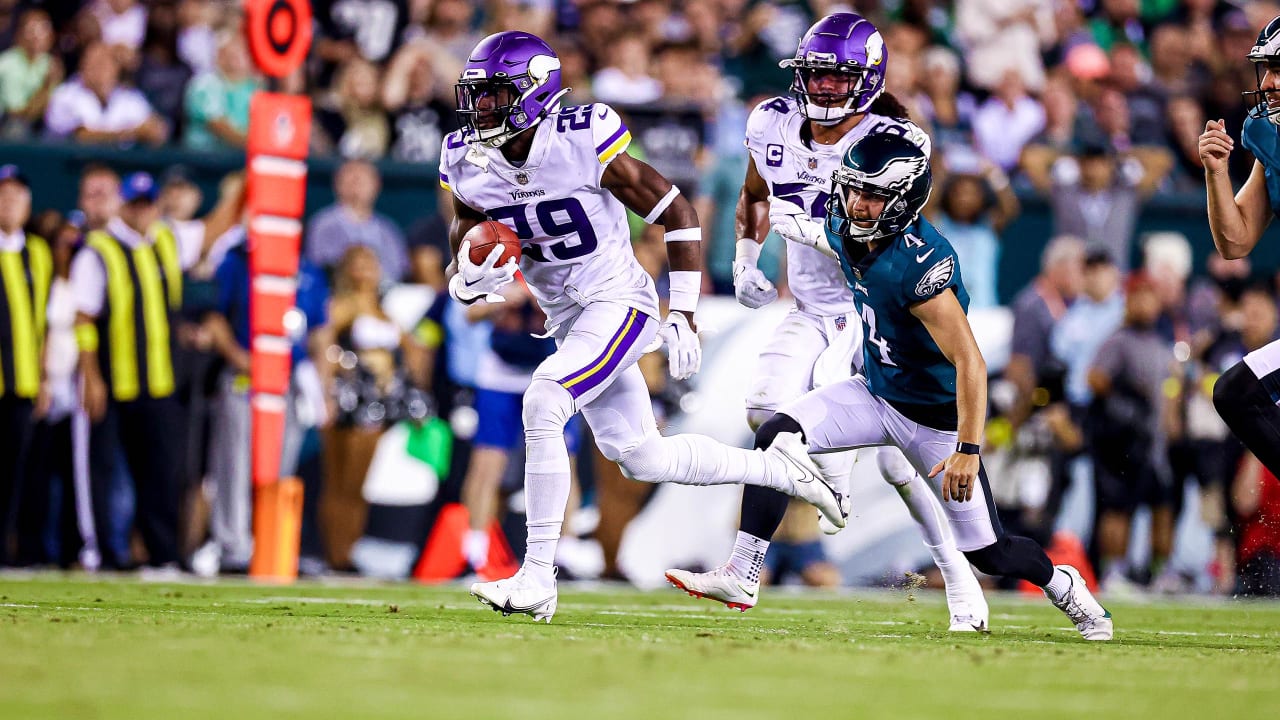 Vikings lose to Eagles 24-7 in another Monday night dud