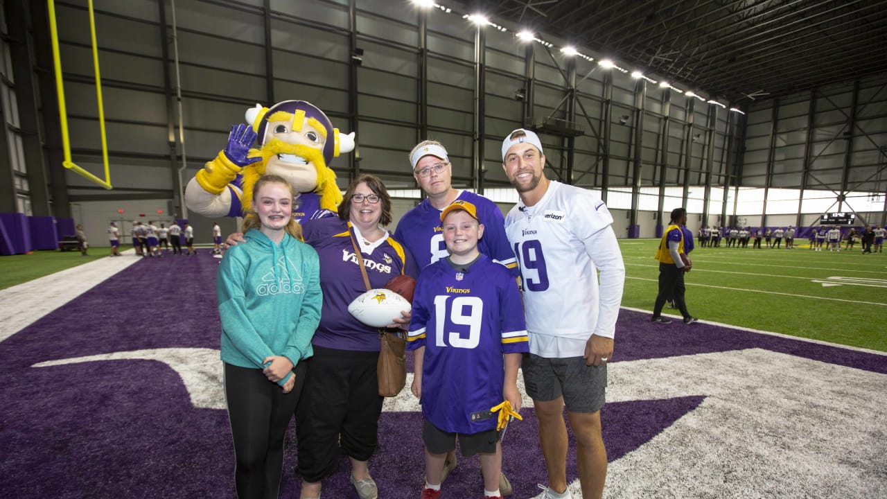 Thielen donates new jerseys to Laker football - Detroit Lakes