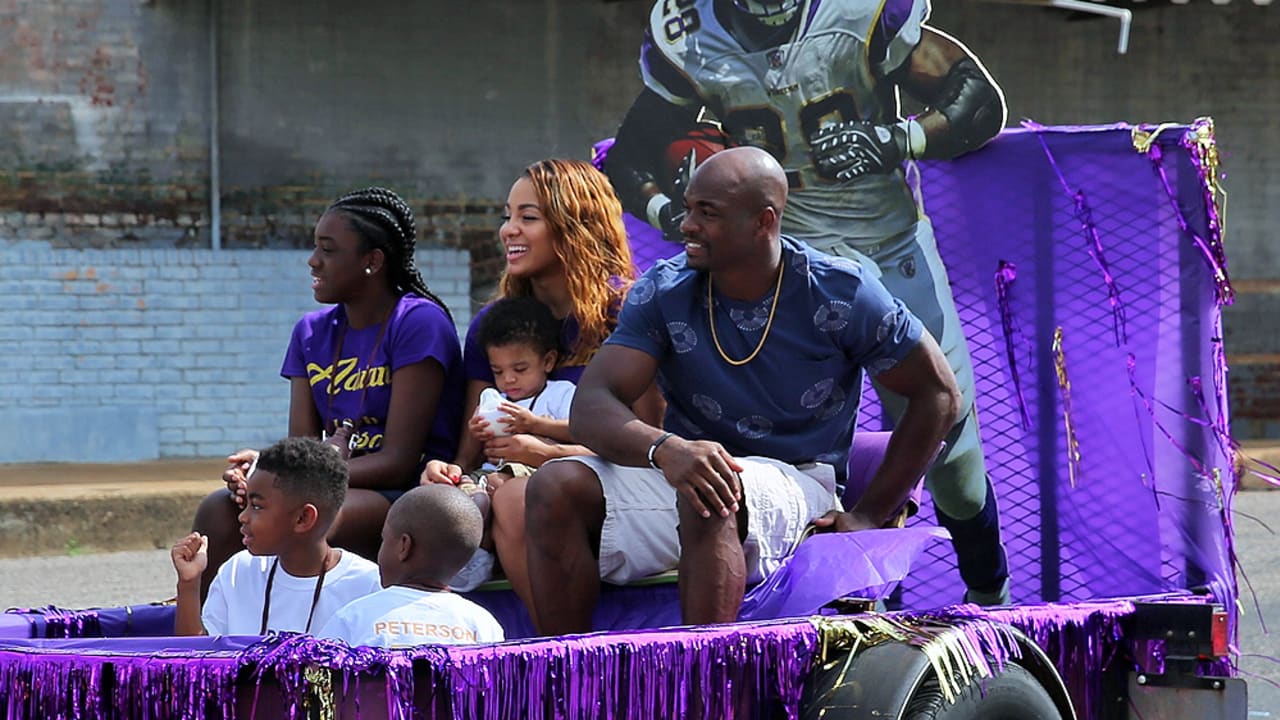 Adrian Peterson greeted by supportive Minnesota Vikings fans at