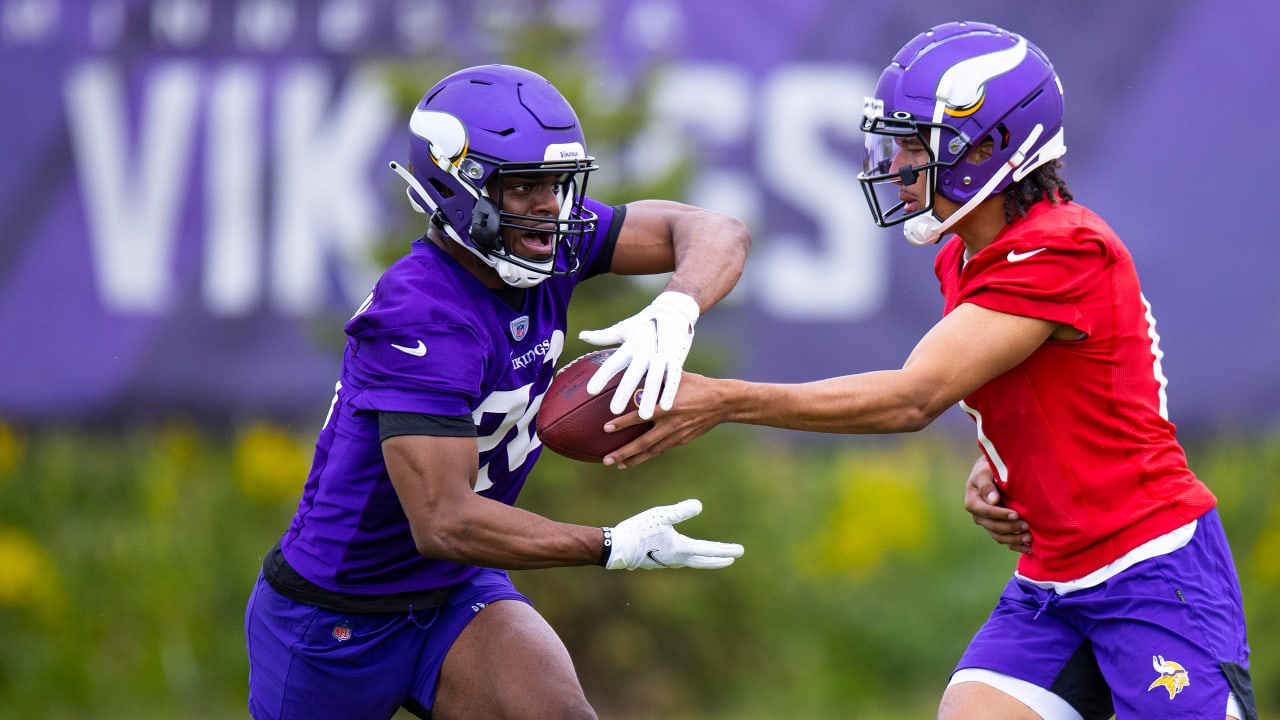 Vikings rookies, free agents go through on-field drills in Eagan