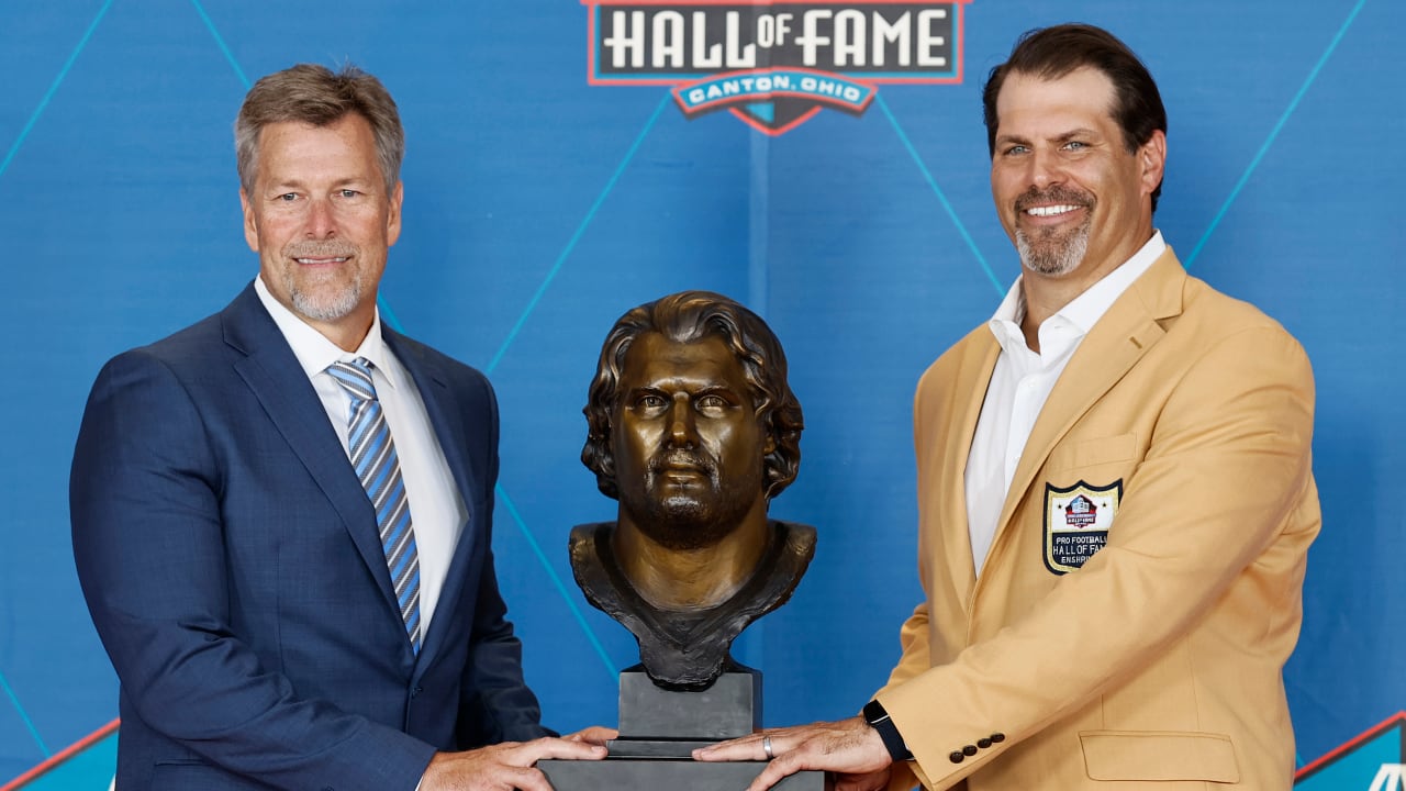 Robbie Tobeck Presents Steve Hutchinson During The 2020