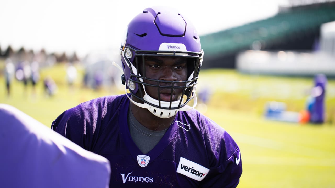 2-Minute Drill: Get to Know Vikings T Oli Udoh