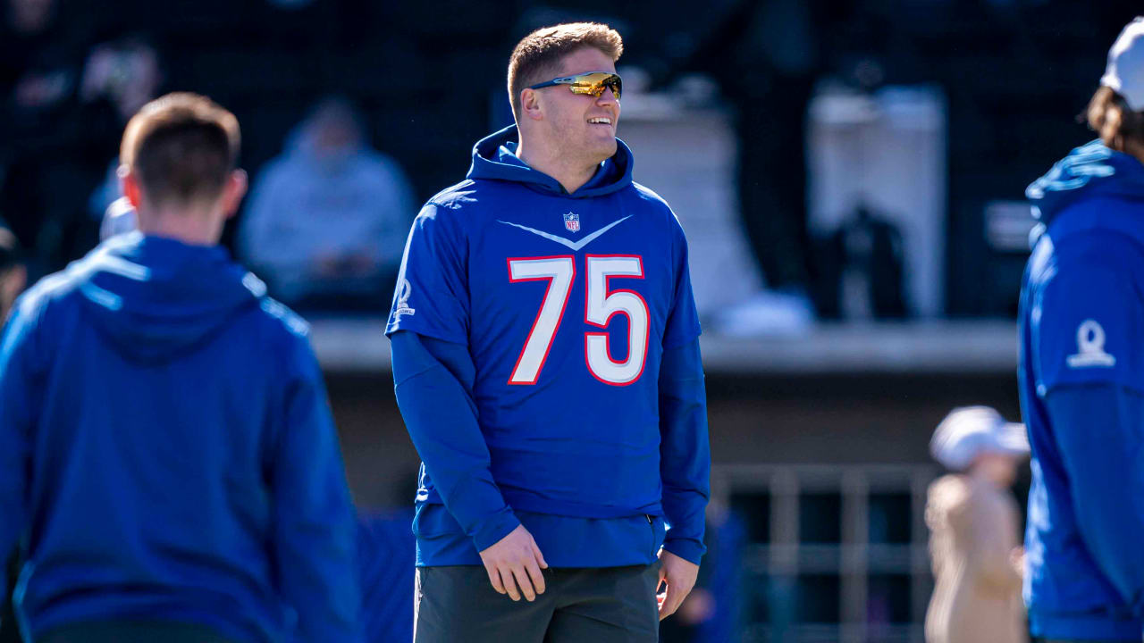 Minnesota Vikings tackle Brian O'Neill warms up before their game