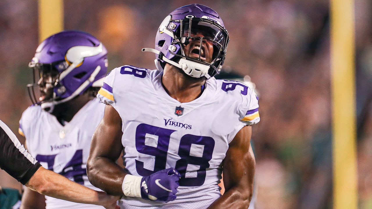 Minnesota Vikings linebacker D.J. Wonnum in action against the San