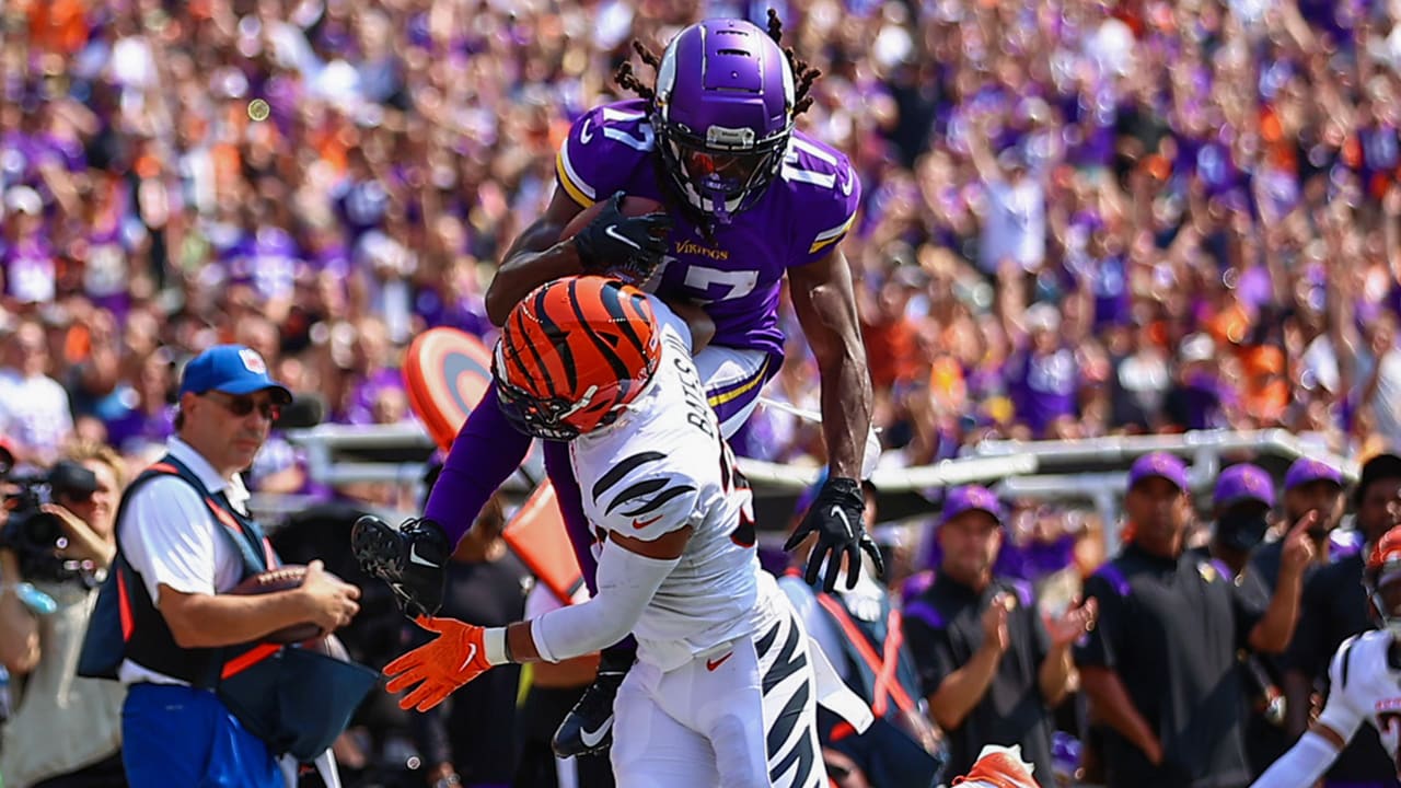 Minnesota Vikings wide receiver K.J. Osborn could not be more WIDE OPEN on  a clutch TD pass against the Philadelphia Eagles