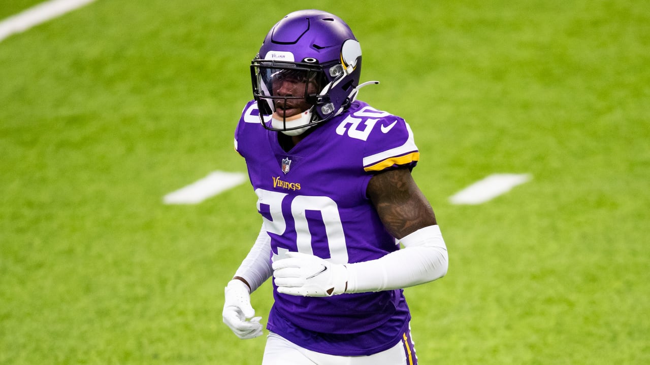 Minnesota Vikings cornerback Jeff Gladney (20) lines up against