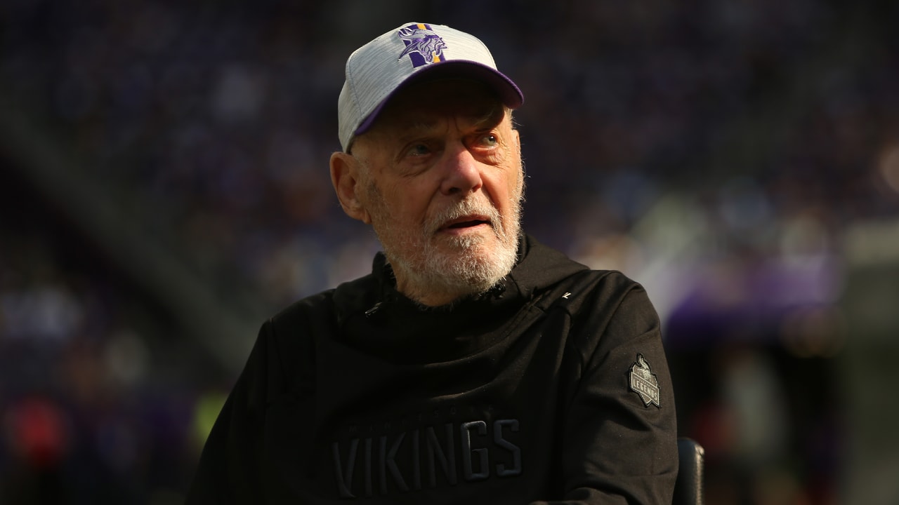 Bud Grant, Hall of Fame coach of the Minnesota Vikings, dies at 95