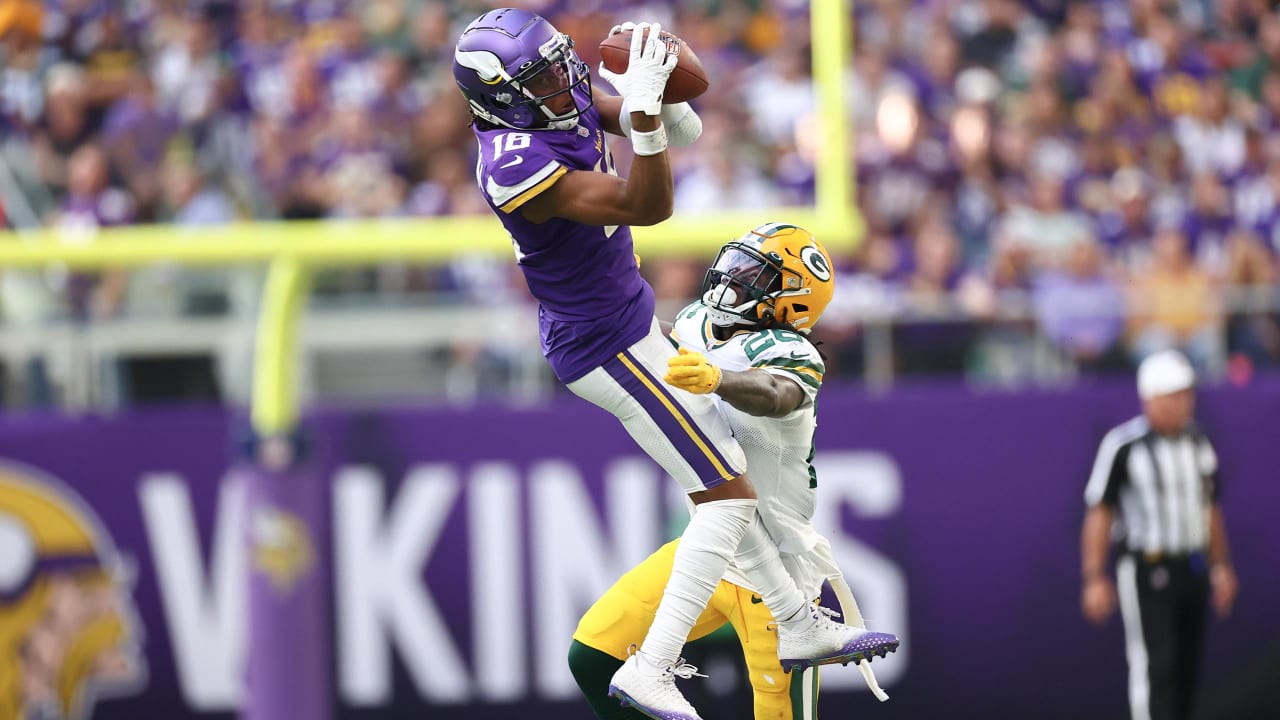 MINNEAPOLIS, MN - SEPTEMBER 11: Green Bay Packers quarterback Aaron Rodgers  (12) looks to pass during an NFL game between the Minnesota Vikings and  Green Bay Packers on September 11, 2022 at