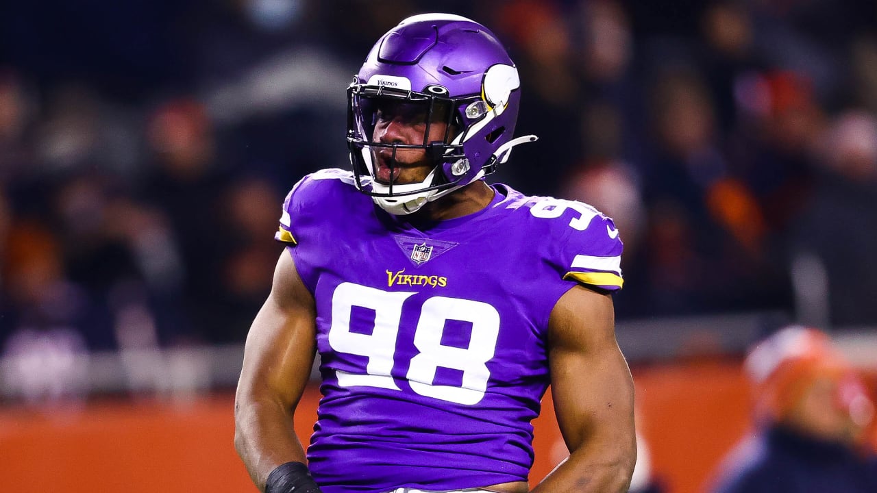 Wonnum Takes Down Fields For Huge 14-Yard Loss