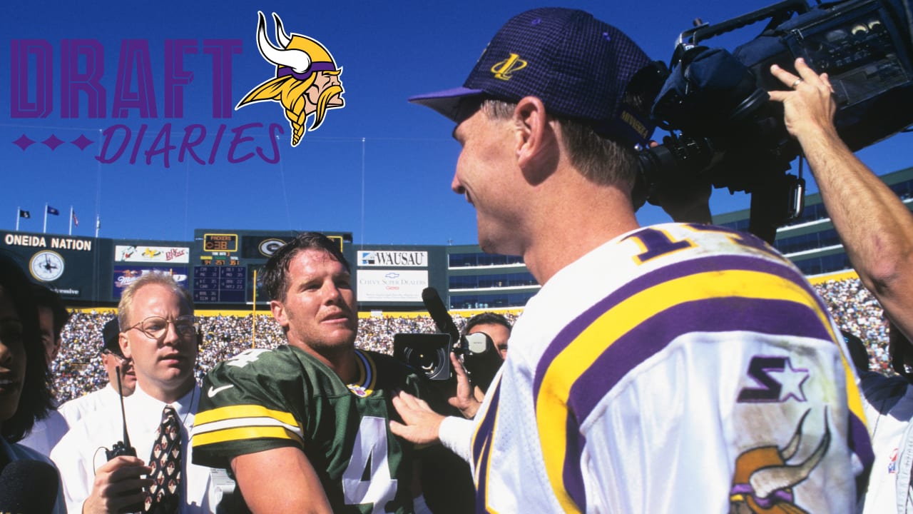 Brad Johnson talks to Randy Moss of the Minnesota Vikings in