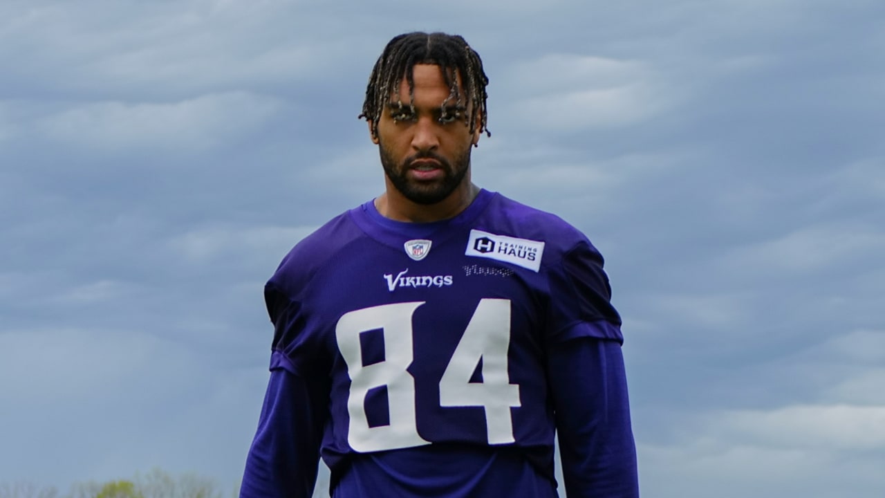 Minnesota Vikings tight end Irv Smith Jr. (84) lines up for the