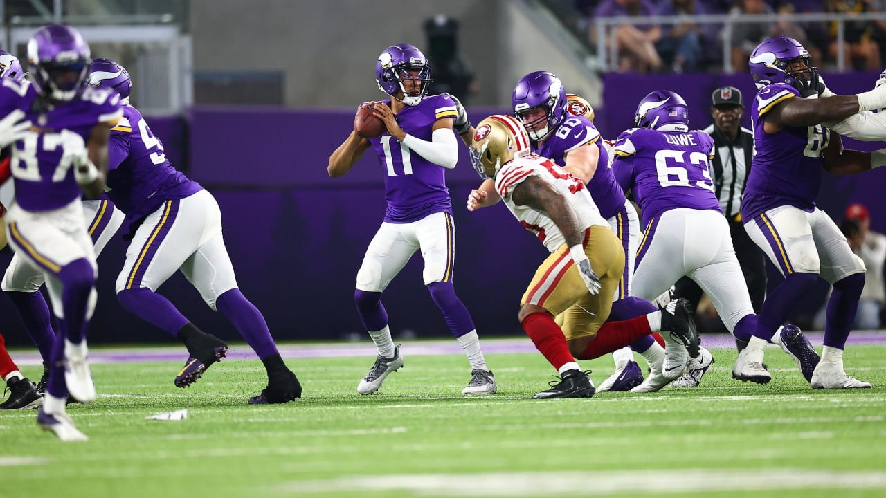 Minnesota Vikings tight end Ben Ellefson (82) is tackled by San