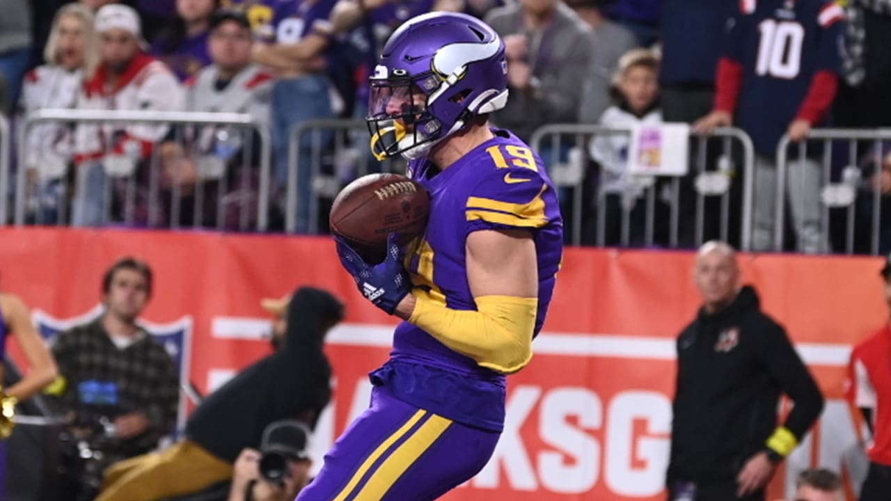 East Rutherford, New Jersey, USA. 6th Oct, 2019. Minnesota Vikings wide  receiver Adam Thielen (19) catches a pass in the first half during a NFL  game between the Minnesota Vikings and the