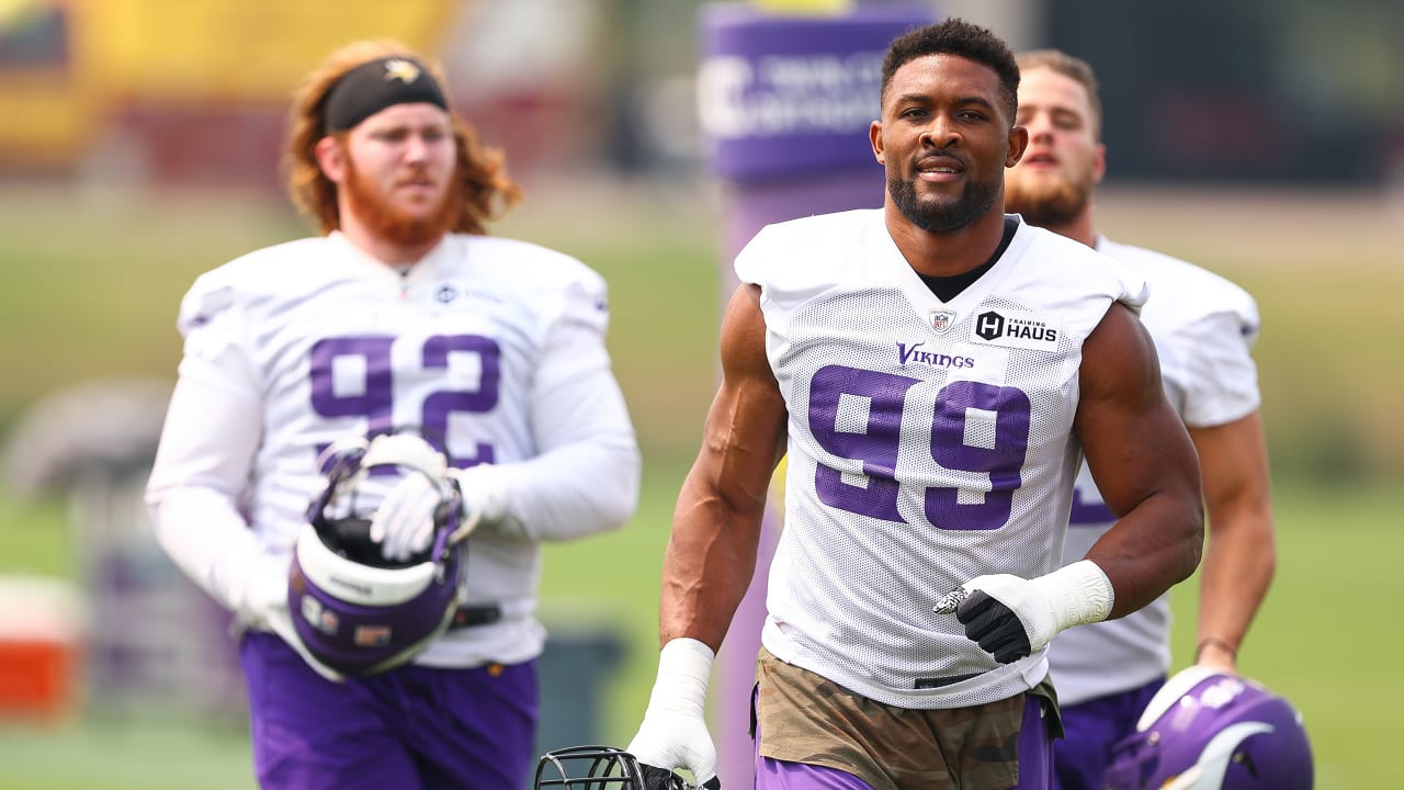 Danielle Hunter is in pads and ready for some FOOTBALL at Vikings training  camp. 