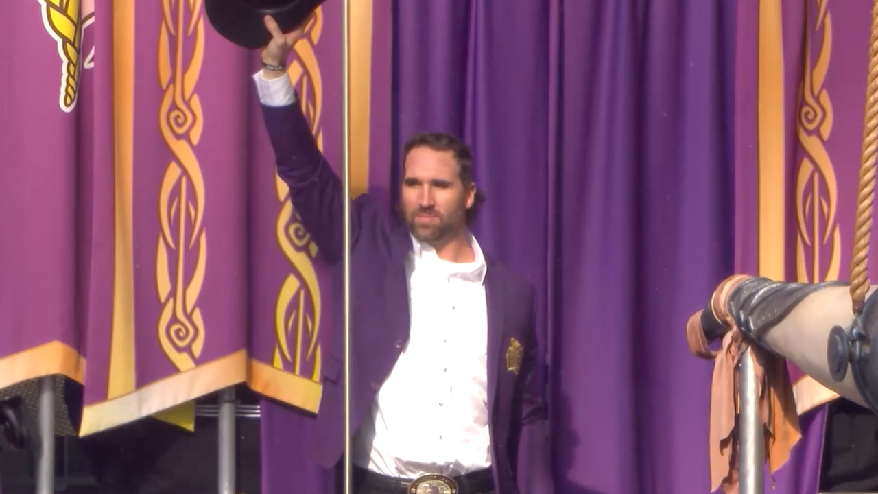 Jared Allen leads the SKOL Chant and blows the Gjallarhorn before the