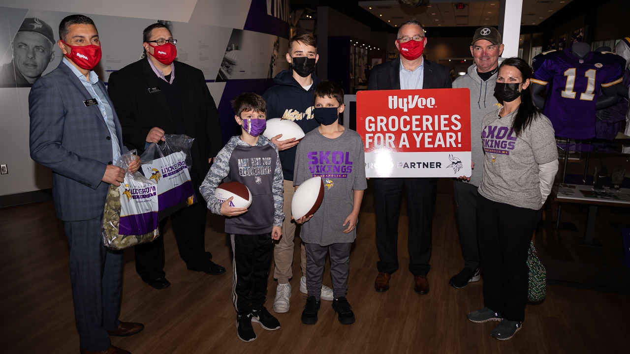 Vikings and Hy-Vee Deliver Gratitude