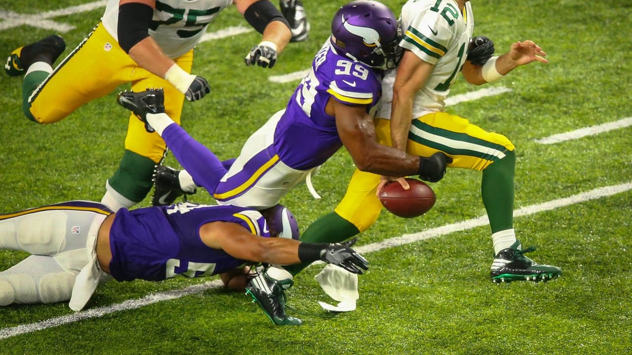 Vikings, Packers Battle Under The Lights