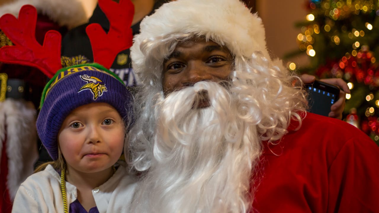 Minnesota Vikings' Adrian Peterson plays Santa Claus at housing shelter -  The Dickinson Press