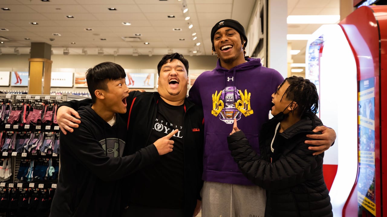 Vikings Team Up with SCHEELS & KFAN to Gift Others