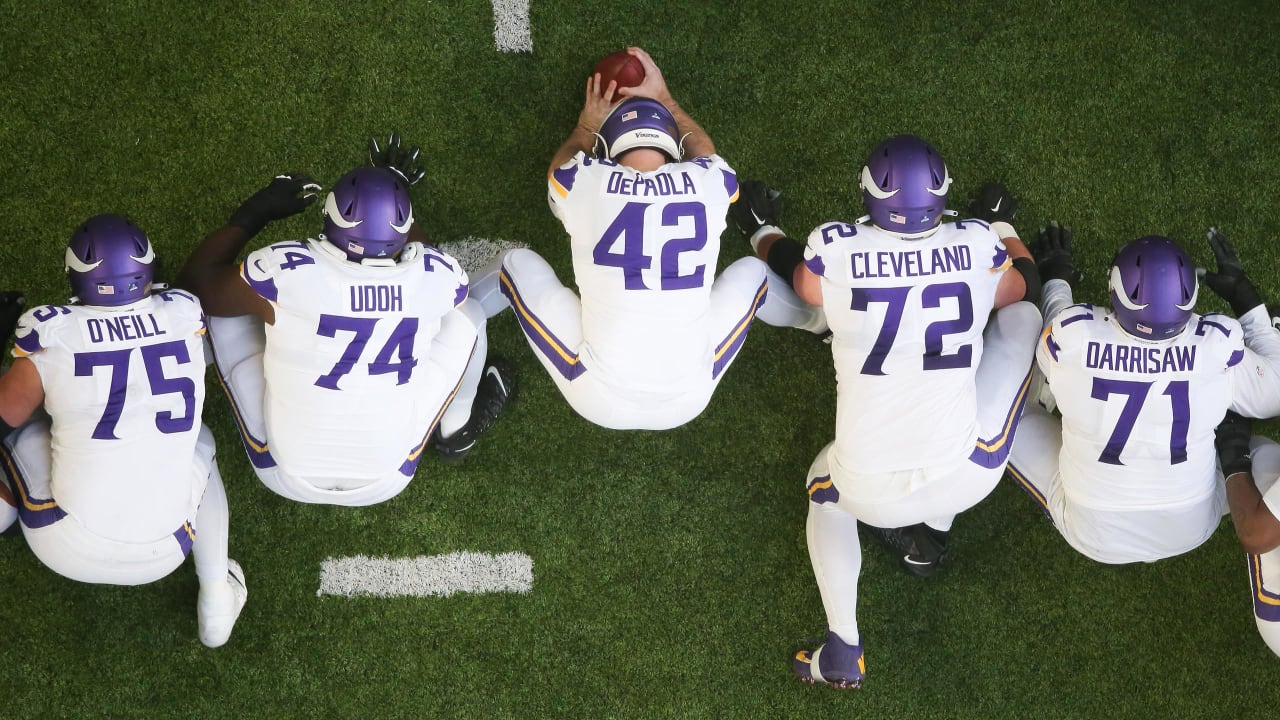 Vikings fans honor Saints punter