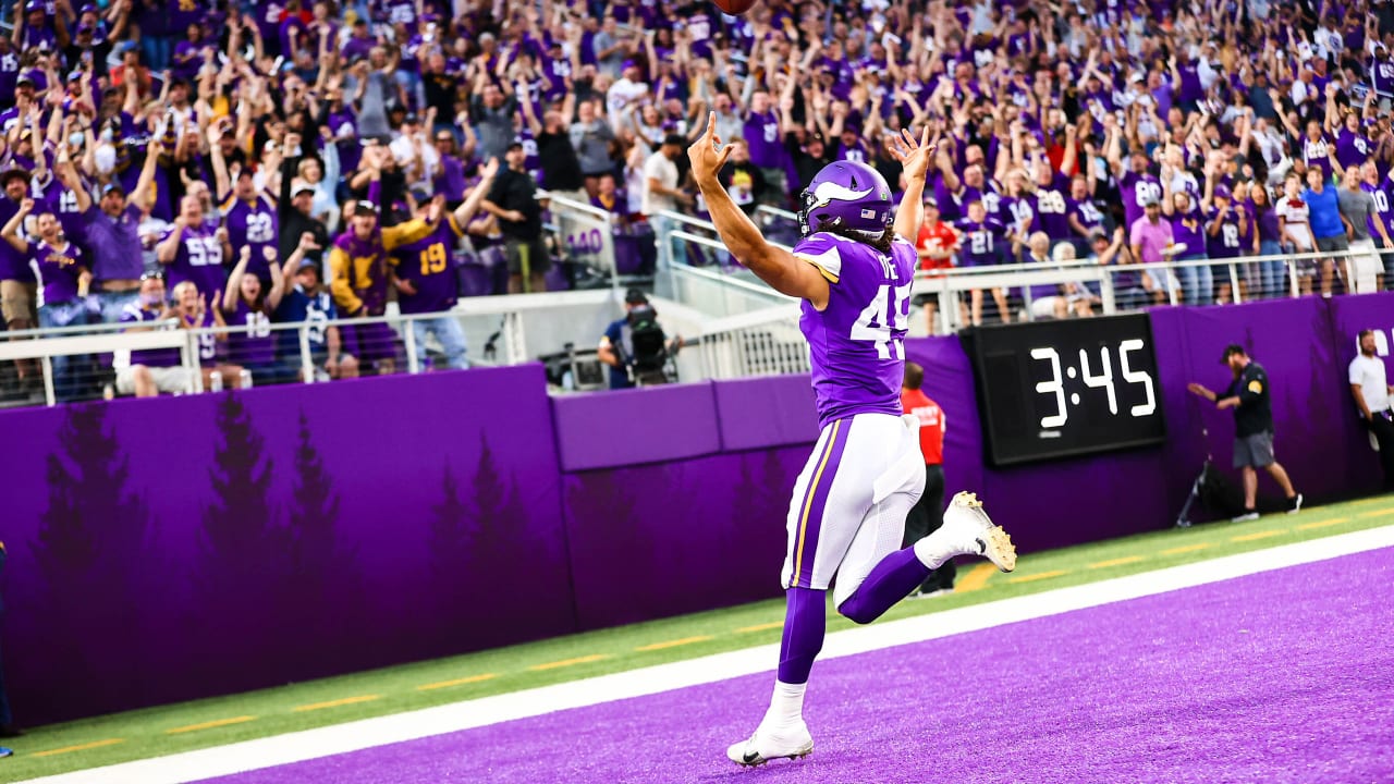 Minnesota Vikings linebacker Troy Dye (45) got his arms around the ankle of  Chicago Bears wide receiver Dazz Newsome (83) in the third quarter Sunday,  Jan. 9, 2022 at U.S. Bank Stadium