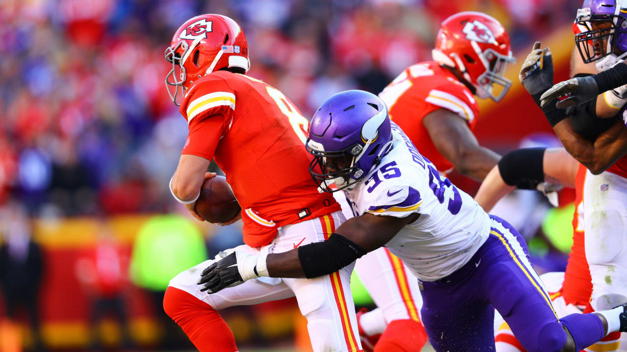 Download Danielle Hunter Tackling Tyreek Hill Wallpaper