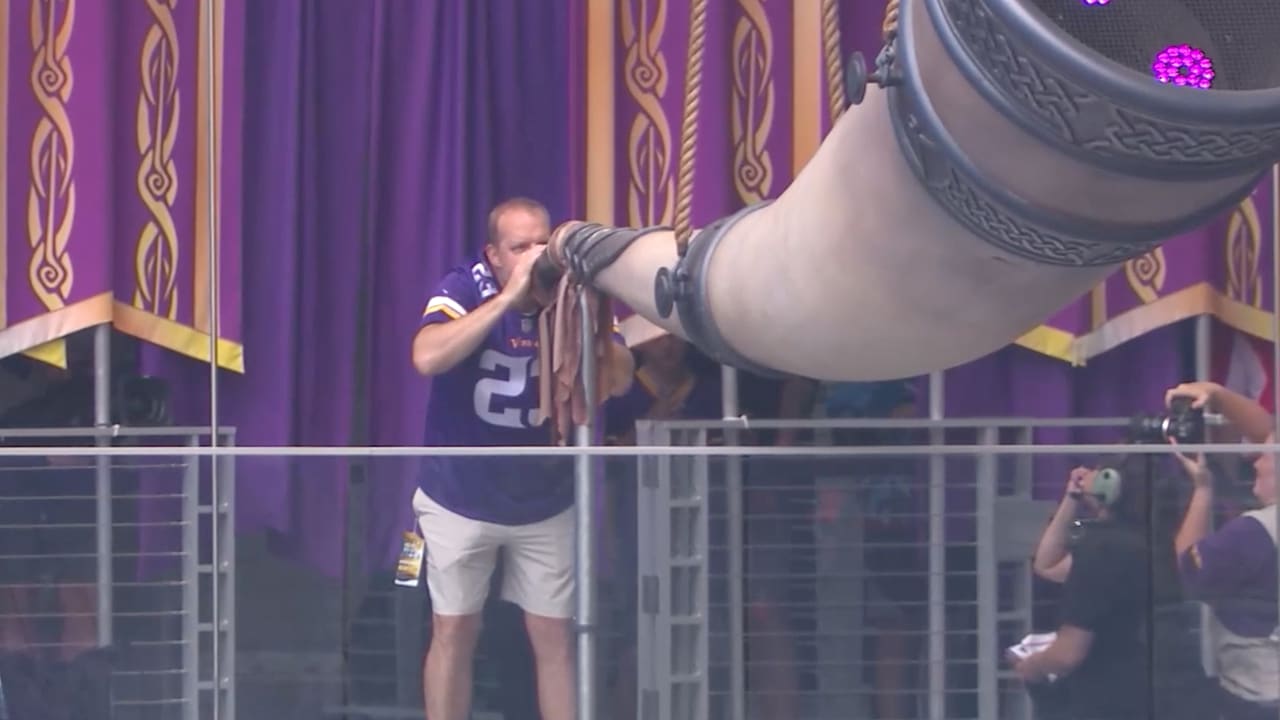 Brian O'Neill Sounds the Gjallarhorn & Leads Skol Chant Prior to Minnesota  Vikings Wild Card Game 