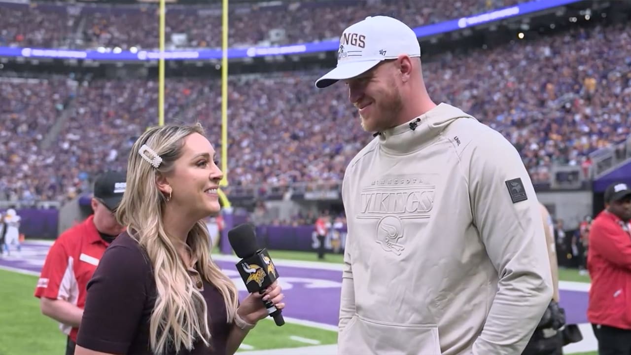 Brian O'Neill Sounds the Gjallarhorn & Leads Skol Chant Prior to Minnesota  Vikings Wild Card Game 