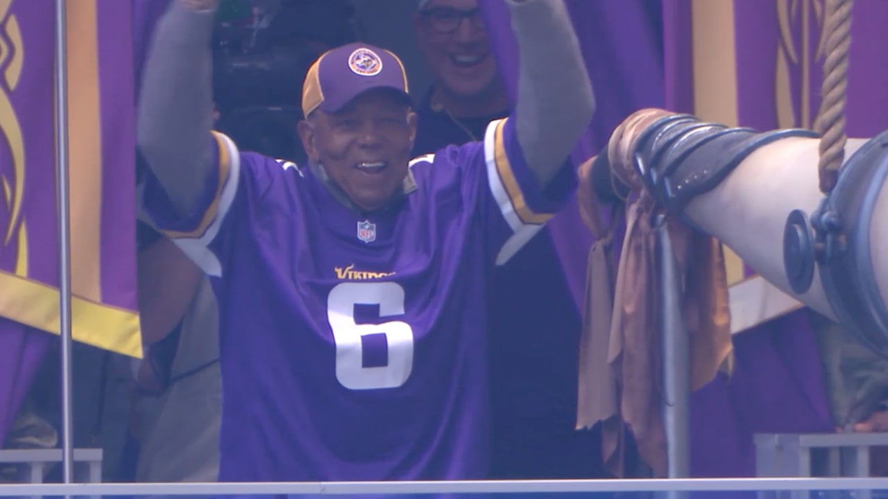 Paul Krause Sounds The Gjallarhorn Prior To Vikings-Steelers