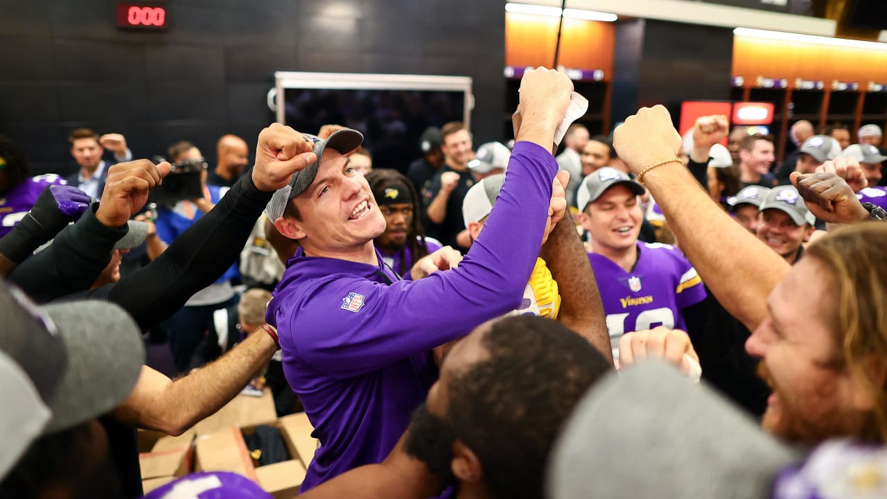 Dog clapping along to Vikings' SKOL chant is must-see content