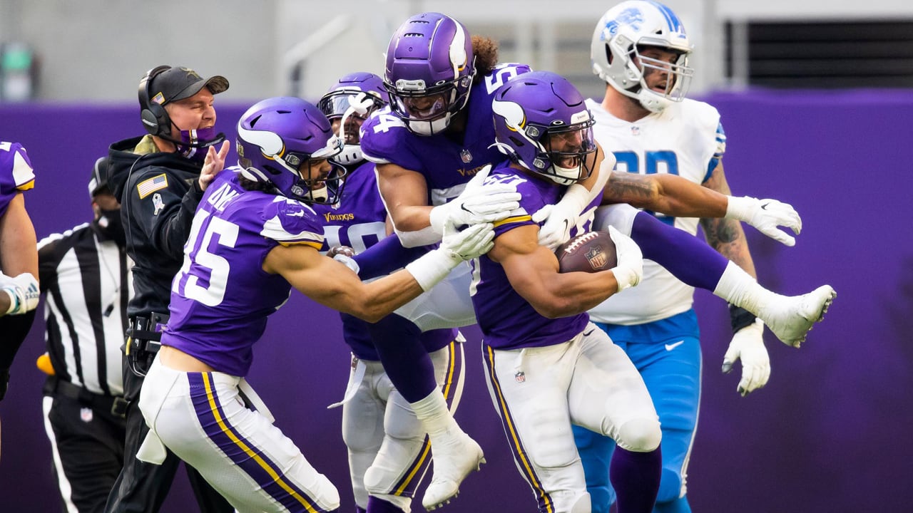 Minnesota Vikings linebacker Eric Kendricks (54) in action during the first  half of an NFL football game against the Arizona Cardinals, Sunday, Oct.  30, 2022 in Minneapolis. (AP Photo/Stacy Bengs Stock Photo - Alamy