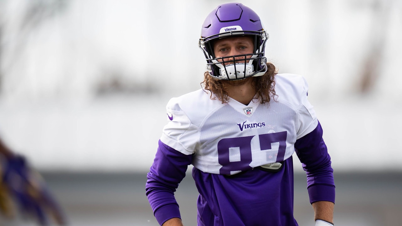 Vikings acquire tight end TJ Hockenson in trade with Lions