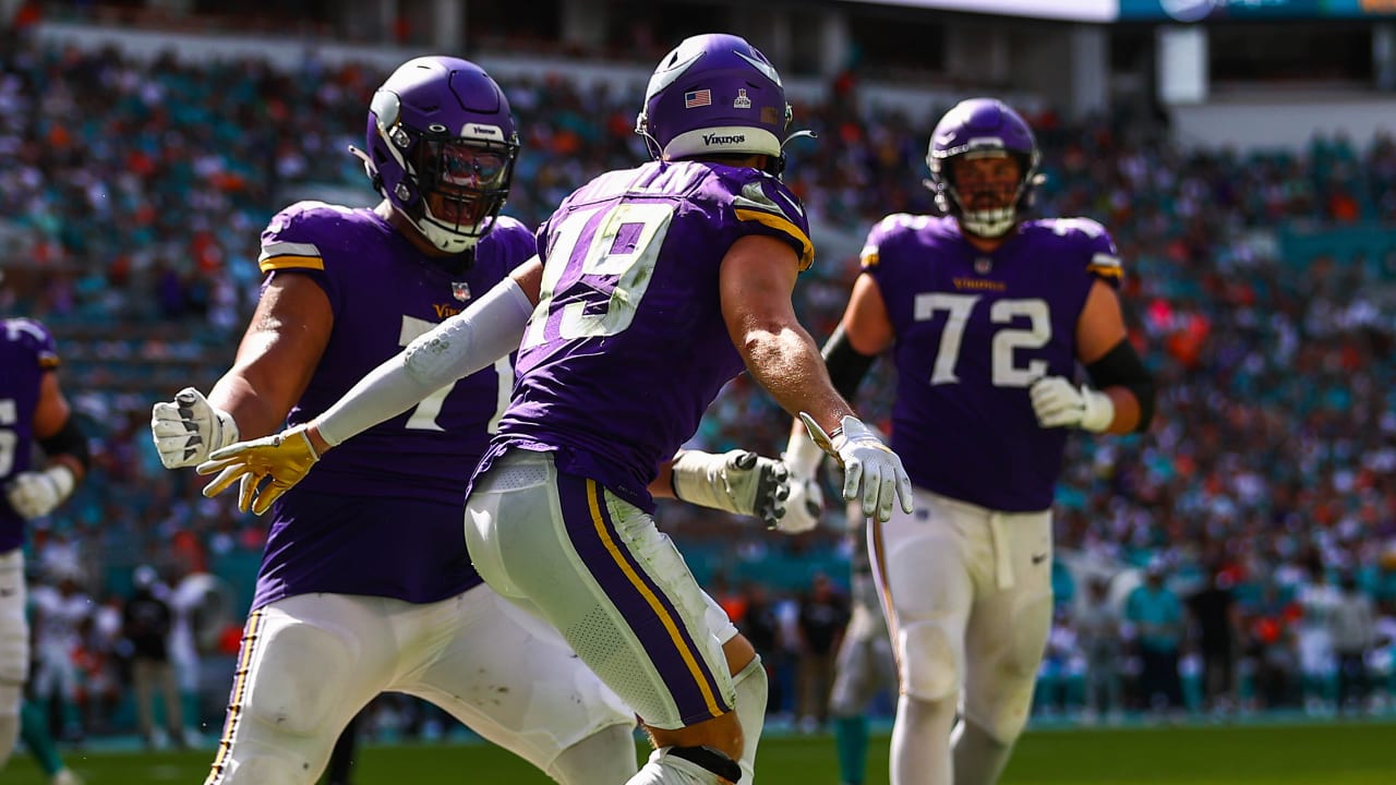 Vikings take control of NFC North by beating Dolphins without