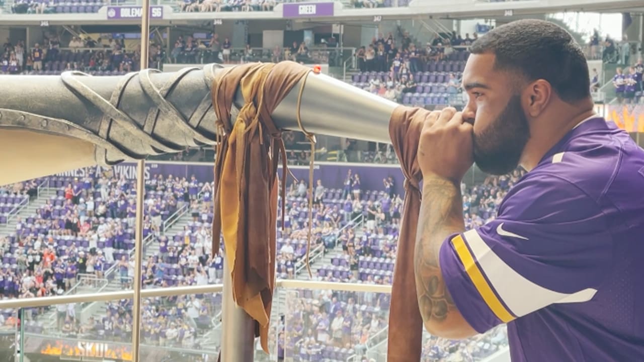 Bud Grant's Family Leads the Skol Chant and Sounds the Gjallarhorn 