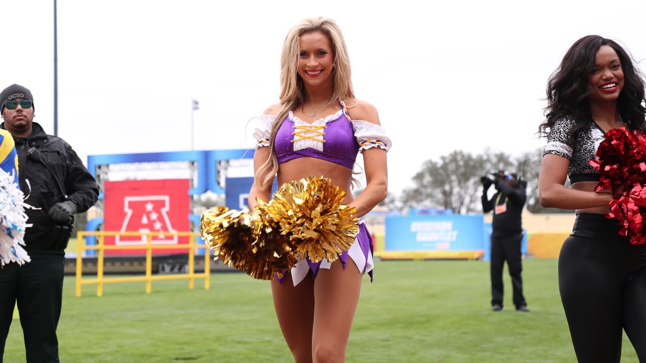 Young fans meet Vikings cheerleaders at Lakers game