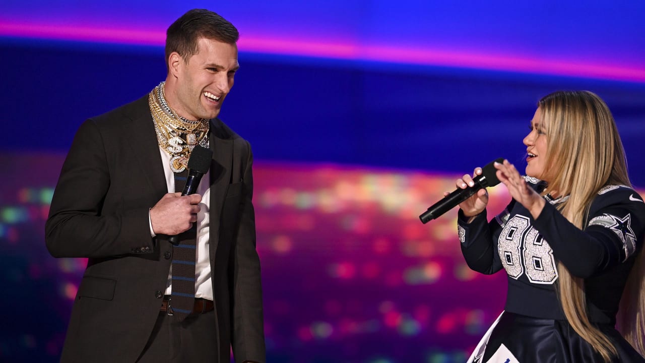 Watch Kirk Cousins sing with Kelly Clarkson at the NFL Honors