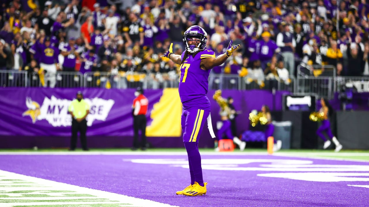 Vikings almost blow 29-0 lead but hang on, barely, to win over the Steelers