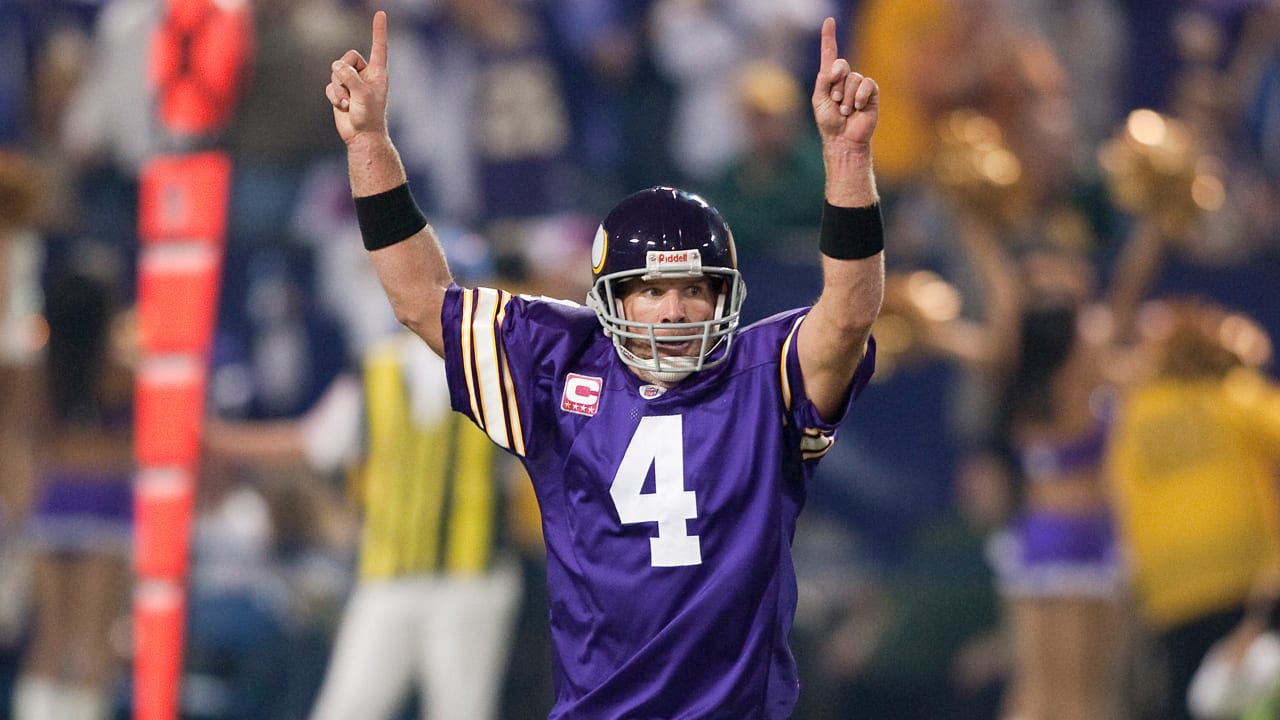 Brett Favre's Hall of Fame display has both Minnesota Vikings, Green Bay  Packers jerseys - ESPN