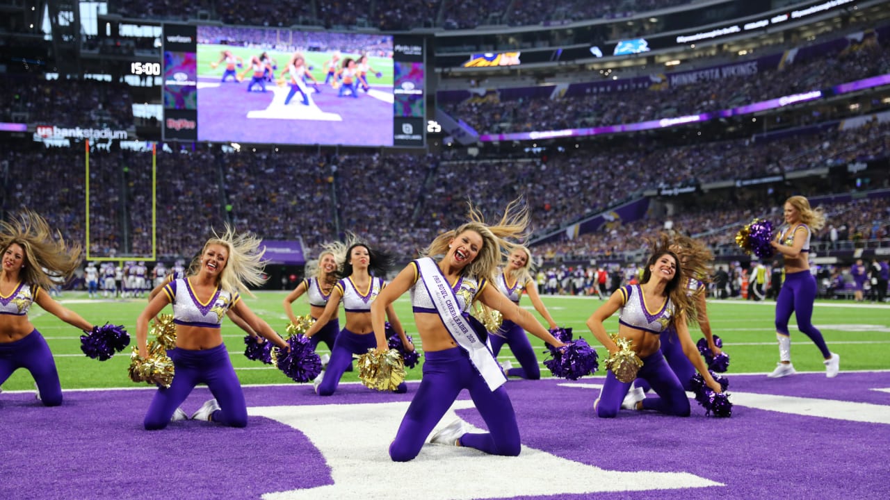 2,321 Vikings Cheerleader Stock Photos, High-Res Pictures, and Images -  Getty Images