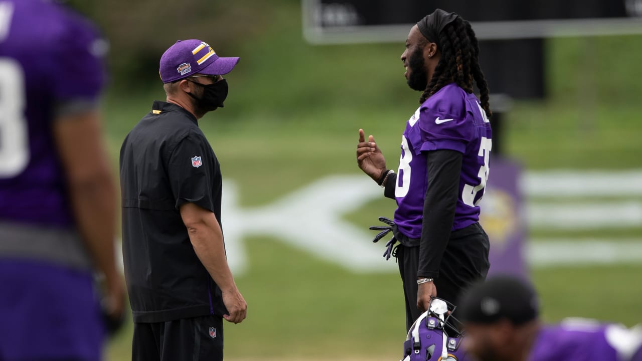 Minnesota Vikings head coach Mike Zimmer, right, shouts out as he