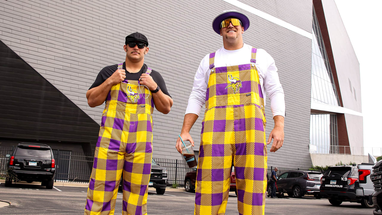 ARRIVAL PHOTOS: Cardinals Arrive For The Panthers Game