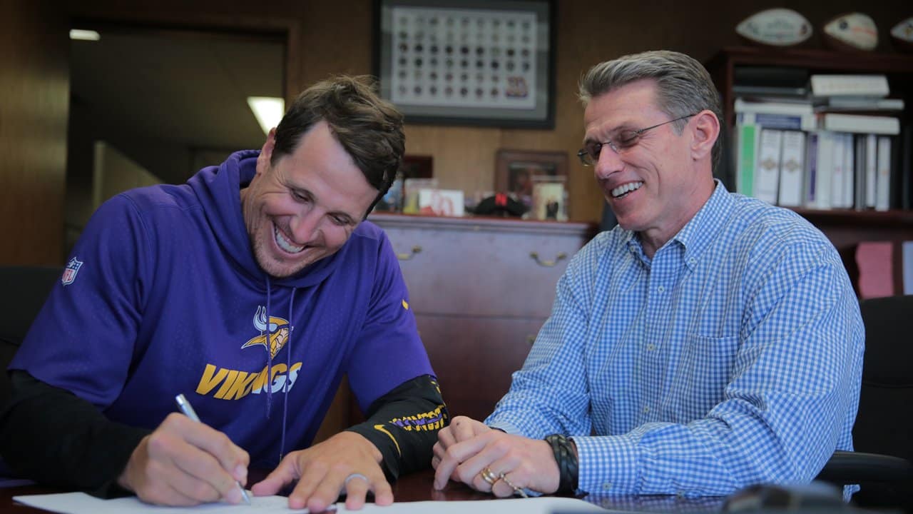 Photos Vikings Sign Their Contracts
