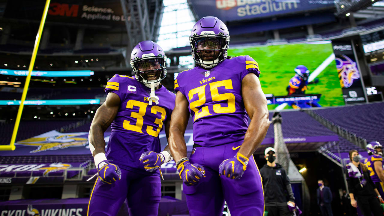 Minnesota Vikings running back Chuck Foreman (44) gets a heck of a