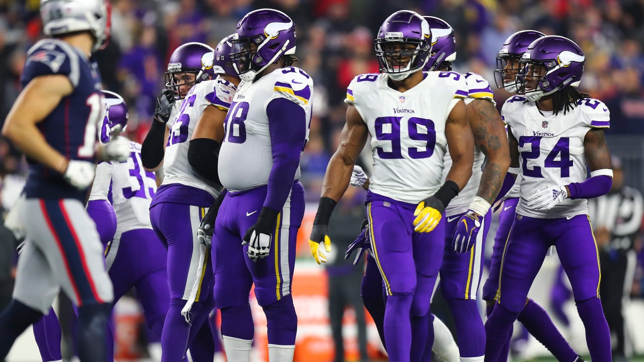 NOTEBOOK: Vikings Defense Focused on Containing Elusive Wilson