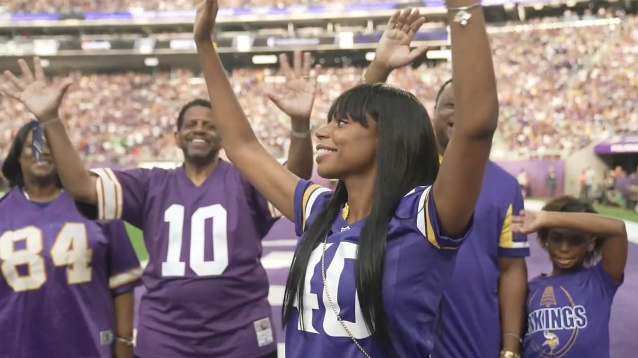 Ahmad Rashad and Tommy Kramer Sound the Gjallarhorn and Lead Skol Chant  Prior to Vikings vs. Colts 